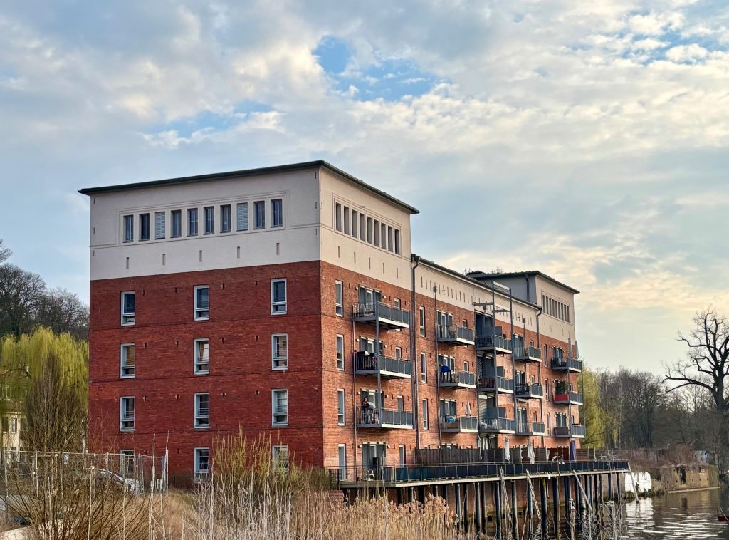 Exklusive 4-Zimmer-Wohnung mit Wasserblick und großzügigem Balkon zu verkaufen